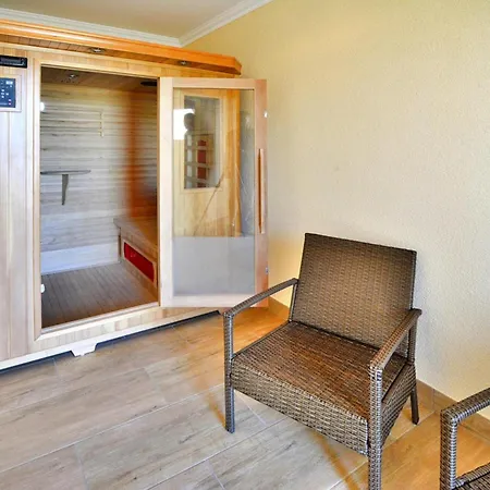 Comfortable Homes, Pool, Jacuzzi, Sauna Holiday home *
